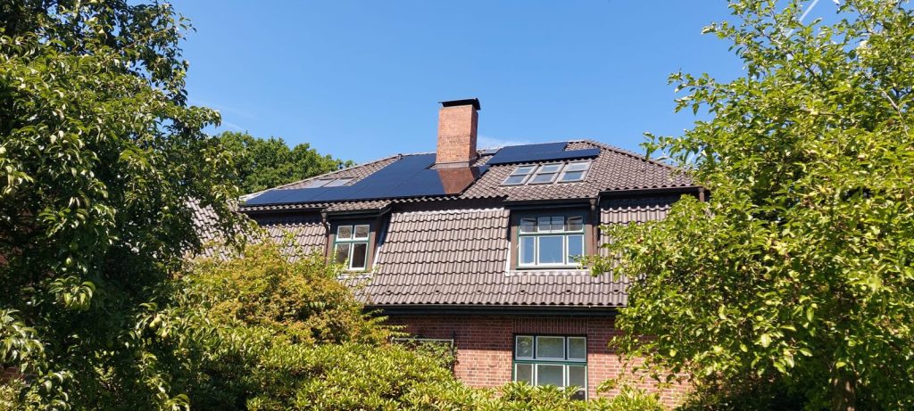 Fertig montierte Photovoltaikanlage auf einem Einfamilienhaus