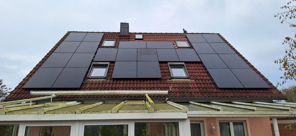 Photovoltaikanlage mit Full-Black-Modulen auf einem Satteldach